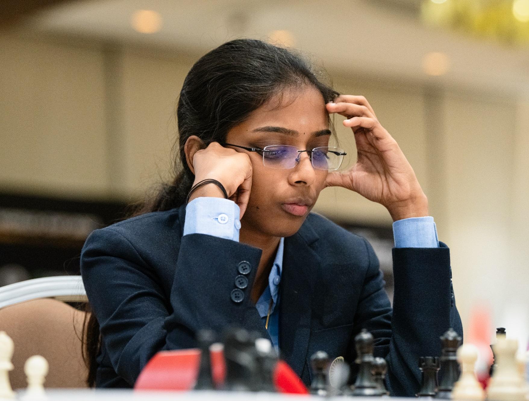 Who are the top-ranked Indian chess players as per live ratings?