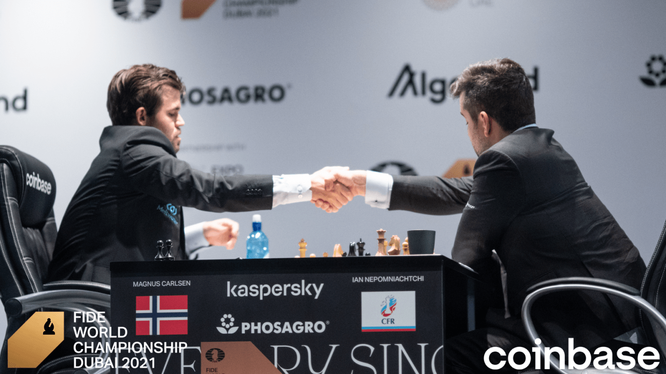 Carlsen está a um ponto de manter o título após empatar a décima partida do Campeonato Mundial da FIDE