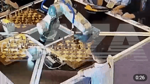 Шахматный робот сломал палец 7-летнему мальчику