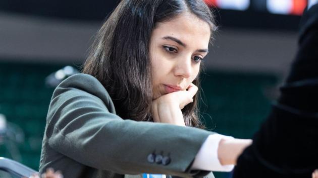 Iranische Spielerin spielt bei Weltmeisterschaften ohne Kopftuch - und flieht nach Spanien