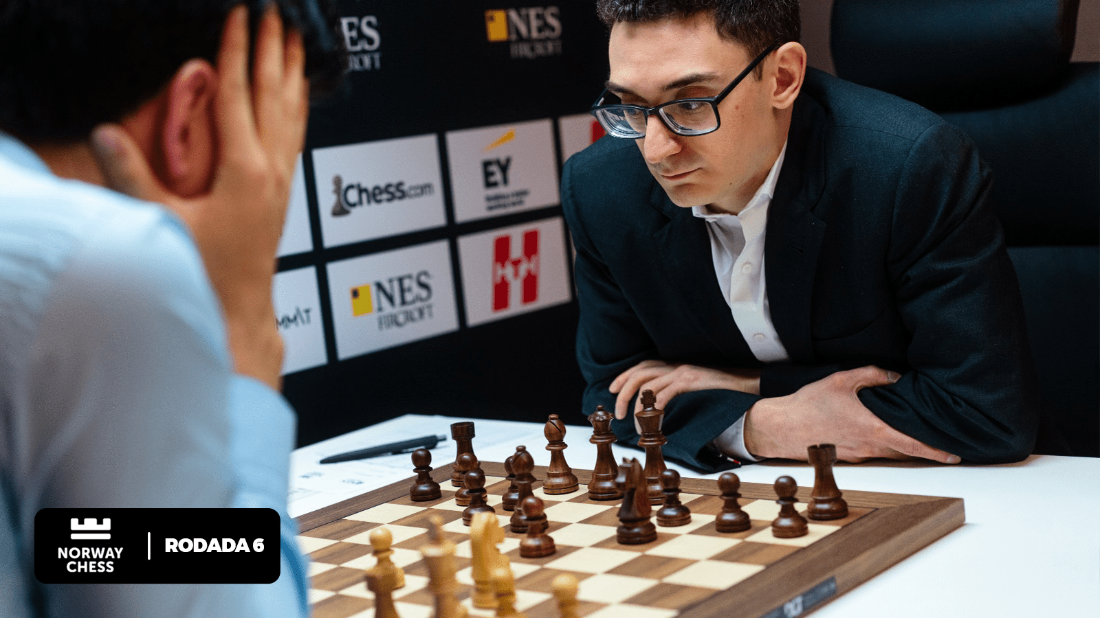 Norueguês Carlsen defende liderança no torneio de xadrez Tata