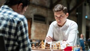 Федерация шахмат России собирается "бороться с переманиванием шахматистов"