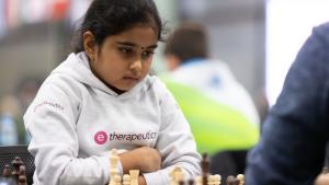 Bambina prodigio britannica di 8 anni stupisce il mondo degli scacchi all'Europeo blitz