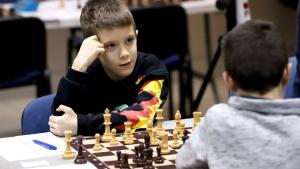 Menino de 8 anos faz história ao se tornar o mais jovem a vencer um Grande Mestre no xadrez clássico