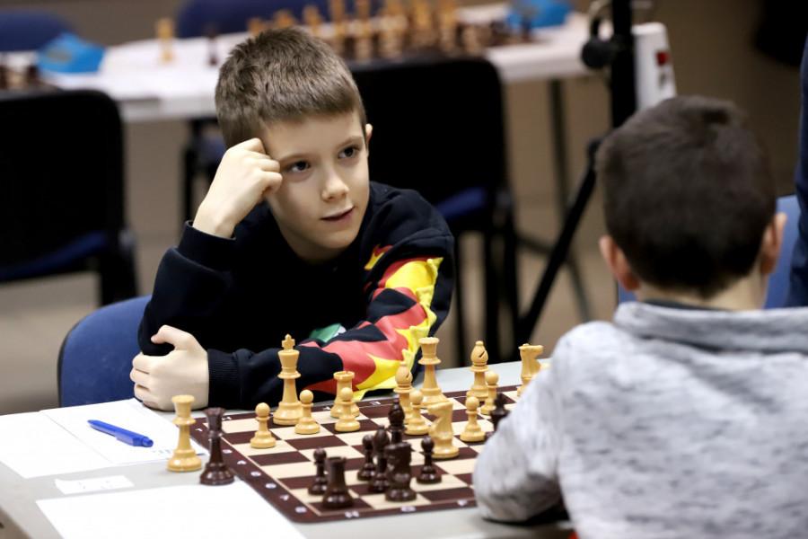 Bambino di otto anni entra nella storia diventando il più giovane a battere un grande maestro a tempo standard