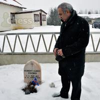 Historic Moment For Chess: Kasparov at Fischer's Grave