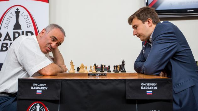 Kasparov 'Sobrevive' Enquanto 4 Outros Sobem Para o Topo
