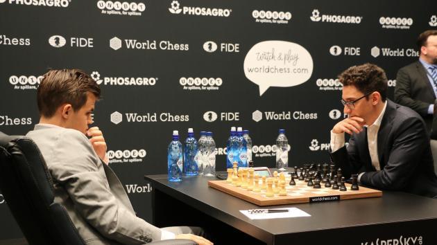 Mundial de Xadrez Rodada 2: Carlsen 'Rasteja' para Empatar Após Surpresa de  Abertura de Caruana 