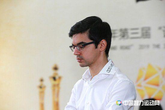 Аниш Гири побеждает на турнире в Шэньжэне
