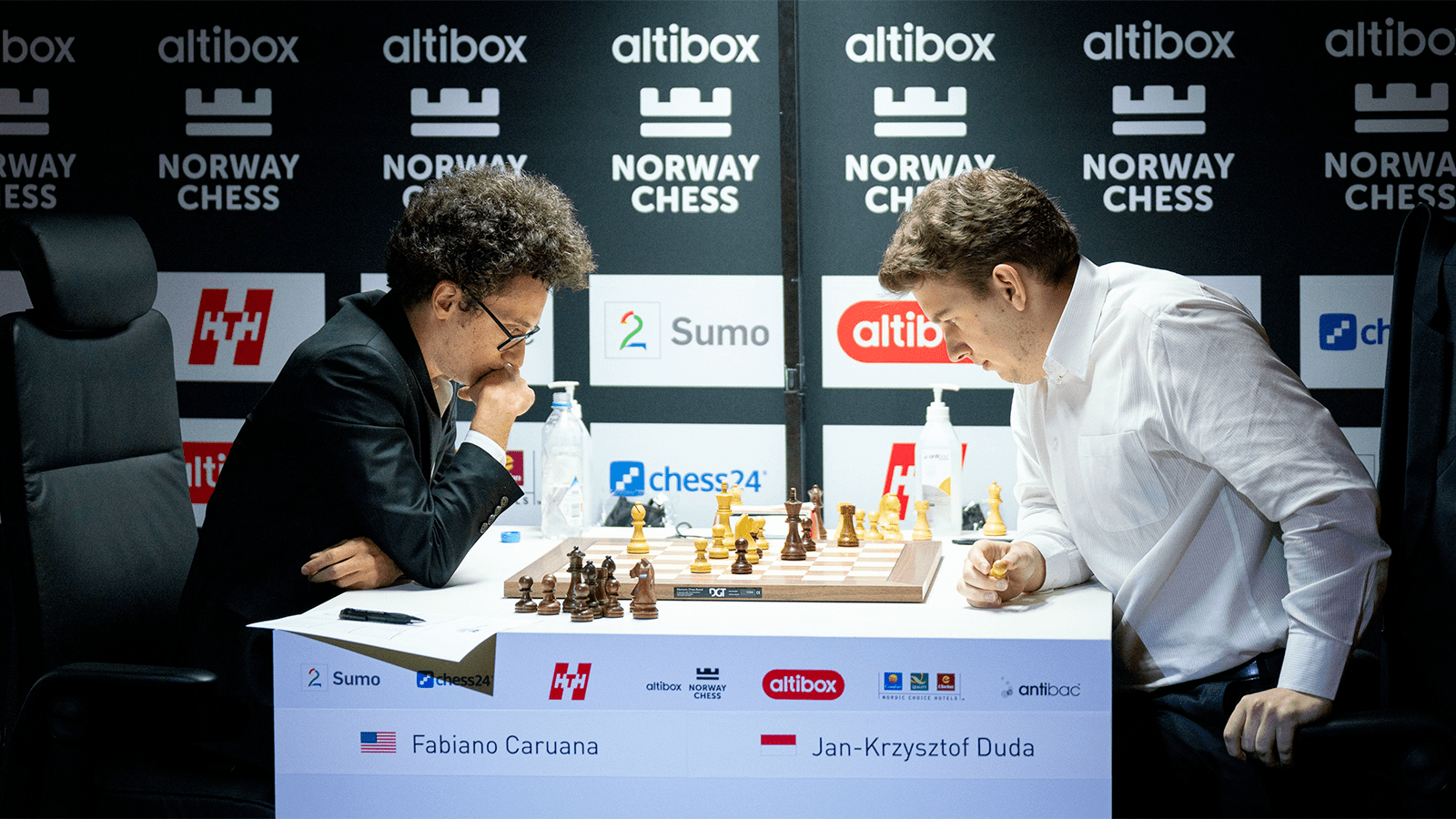 Caruana e Gukesh derrotam os números 1 e 2 do mundo e assumem a liderança 