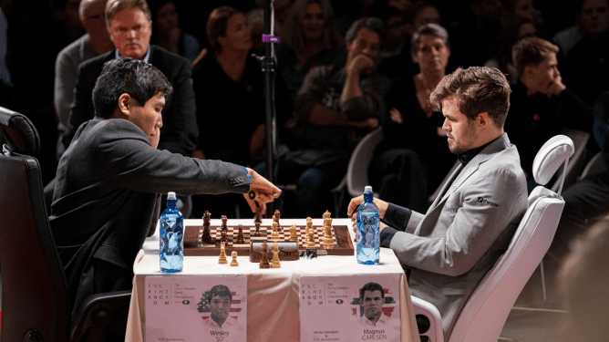 Carlsen dan So selama Kejuaraan Dunia Acak Fischer 2019