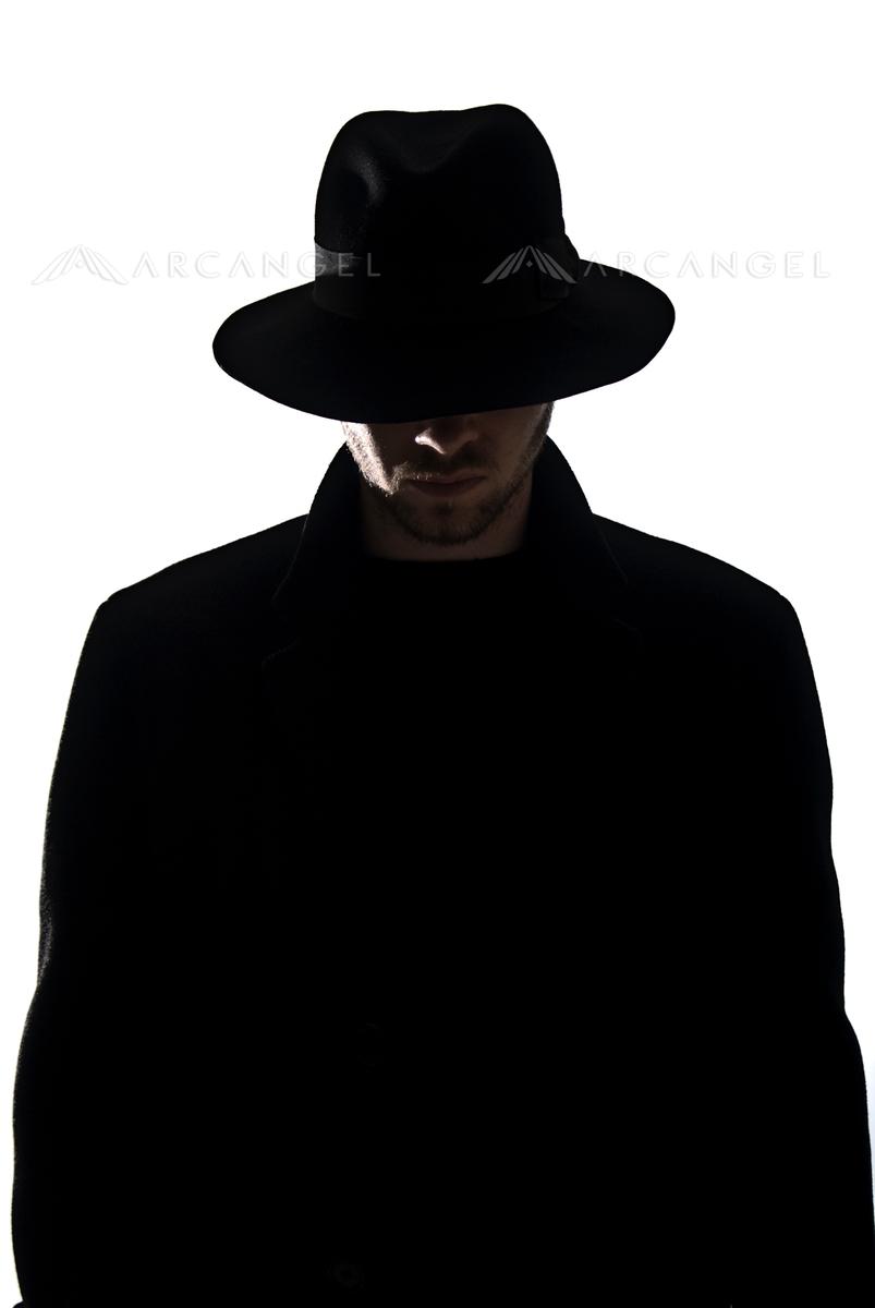 Шляпа тень. Мужчина в черной шляпе. Мужчина Втчерной шляпе. Таинственный человек. Темный человек в шляпе.
